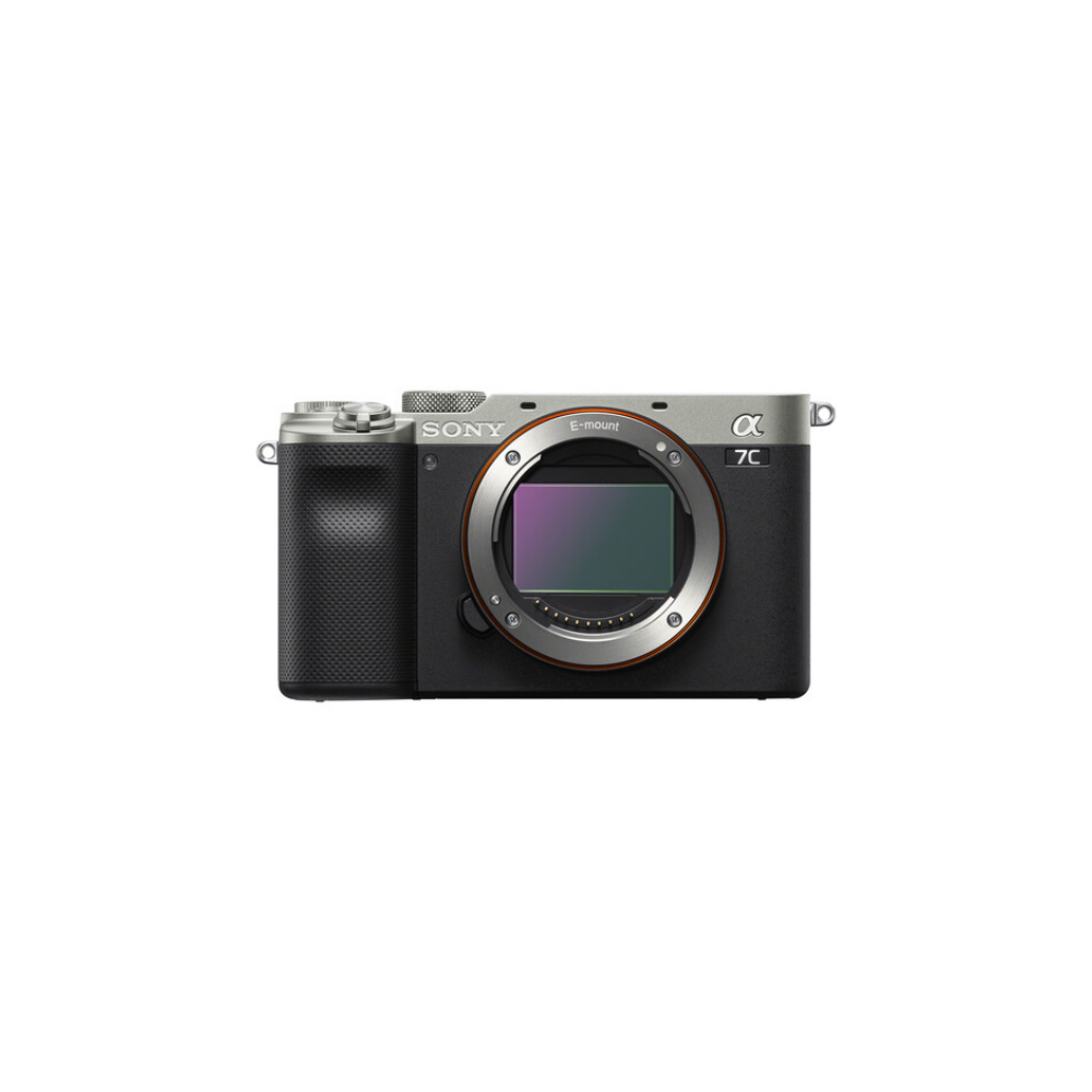 Een zwarte Sony Alpha 7C camera met een zilveren bovenzijde en zichtbare sensor.