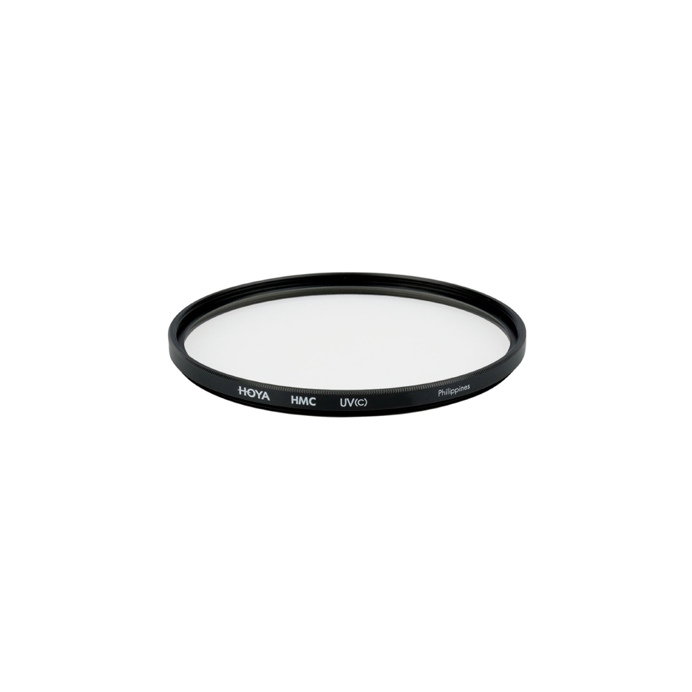 Een Hoya UV(C) HMC filter met zwarte rand, op witte achtergrond.