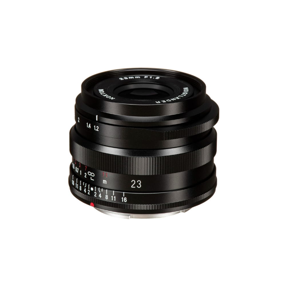 Ein schwarzes Objektiv mit der Aufschrift 23mm F1.8, Nokton und Voigtlander.