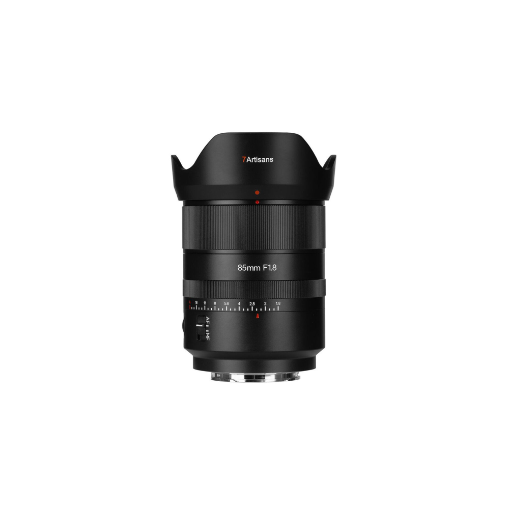 Ein schwarzes 85mm F1.8 Objektiv mit Gegenlichtblende und Fokusringen.