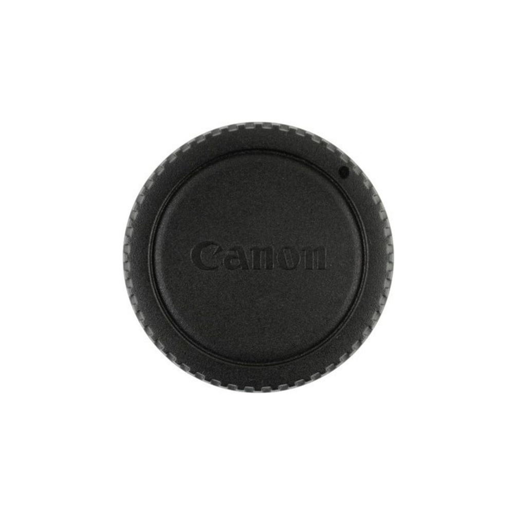 Tappo obiettivo Canon nero con bordo zigrinato, su sfondo bianco.