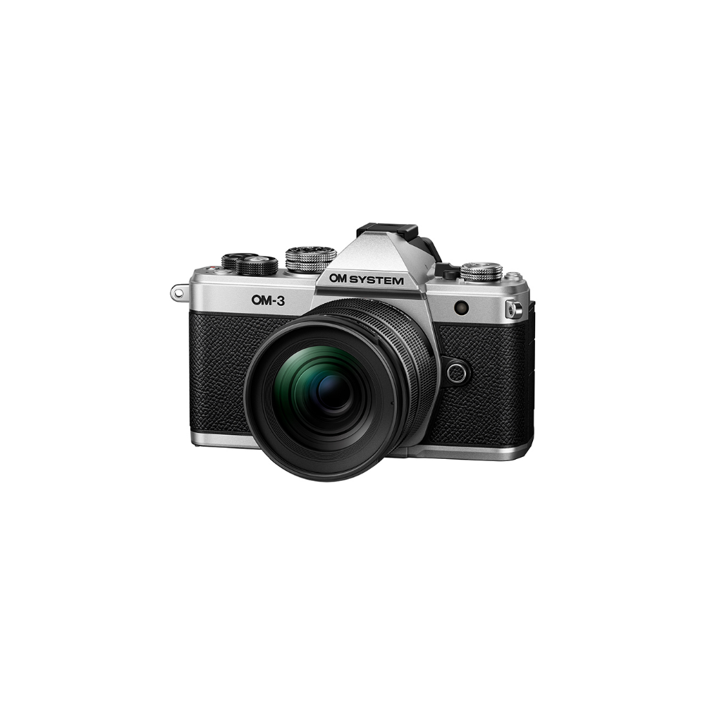Zilveren OM-3 camera met zwarte lens en grip.