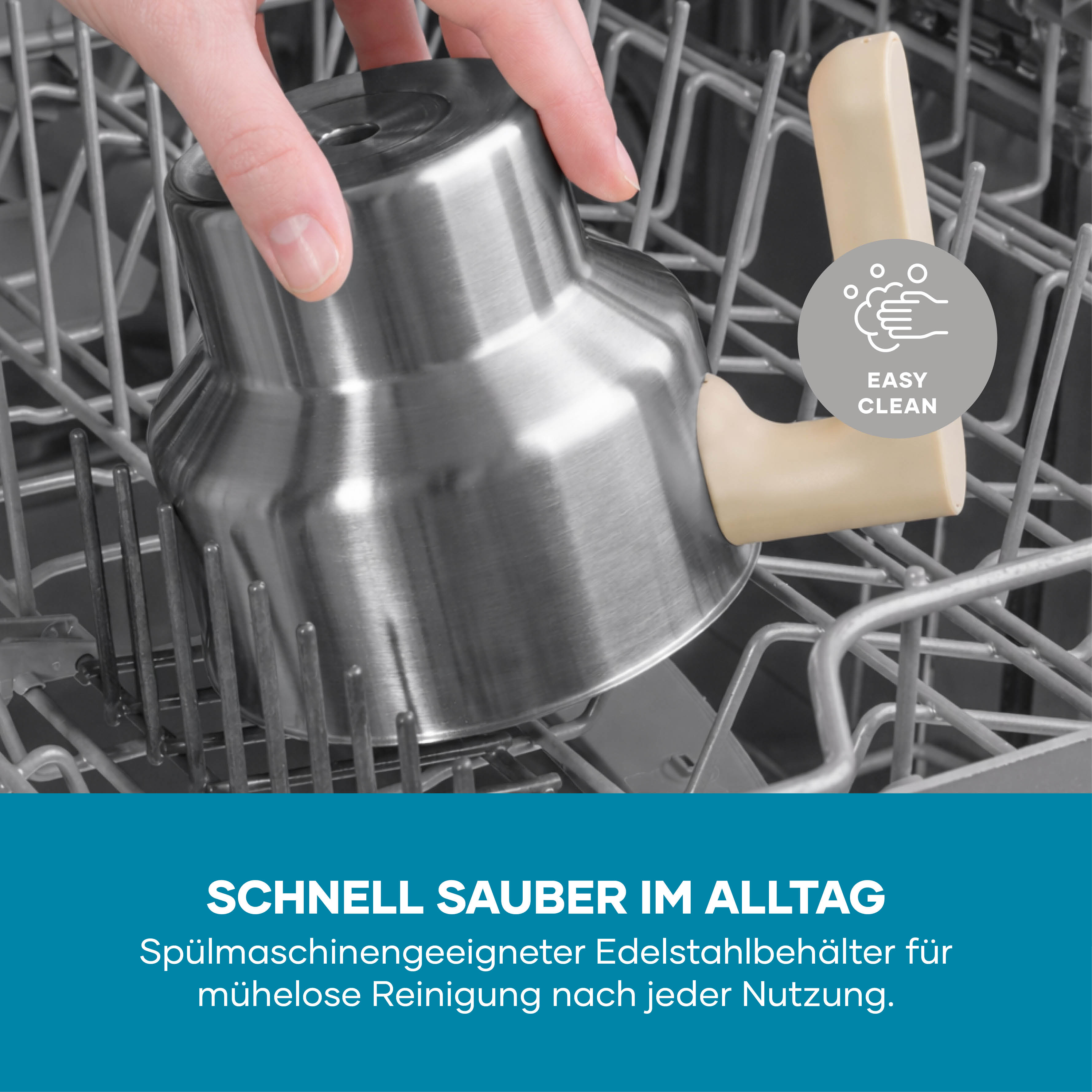 Eine Hand setzt einen Edelstahlbehälter in einen Geschirrspüler.
