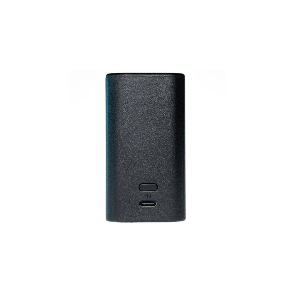 Ein schwarzes rechteckiges Objekt mit der Aufschrift "IN" und einem USB-C-Anschluss.