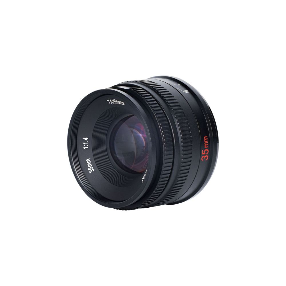 Un obiettivo per fotocamera 7Artisans 35mm f/1.4 nero con segno rosso 35mm su sfondo bianco.