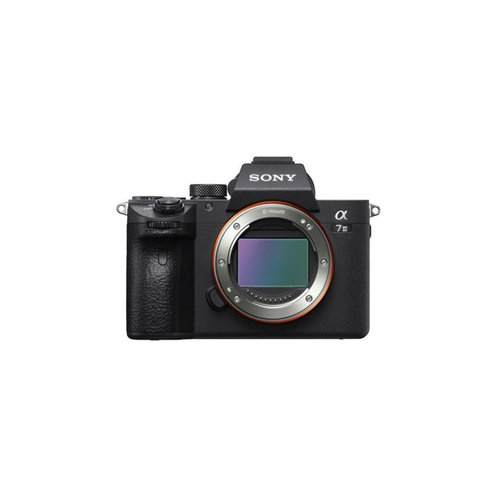 Een zwarte Sony Alpha 7 III camera met E-mount vatting.