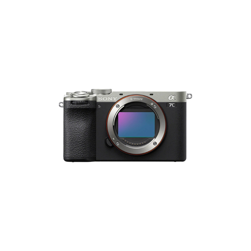 Een Sony Alpha 7C camera met een zilverkleurige body en zwarte grip.