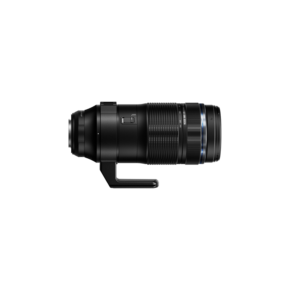Zwarte cameralens met zoomring en handgreep, geïsoleerd op witte achtergrond.