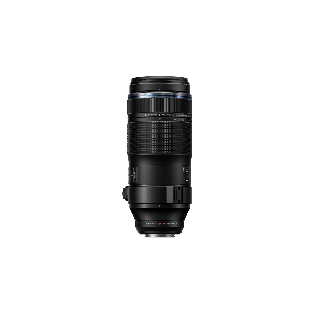 Een zwarte OM System 100-400mm telelens met zoom- en scherpstelringen.
