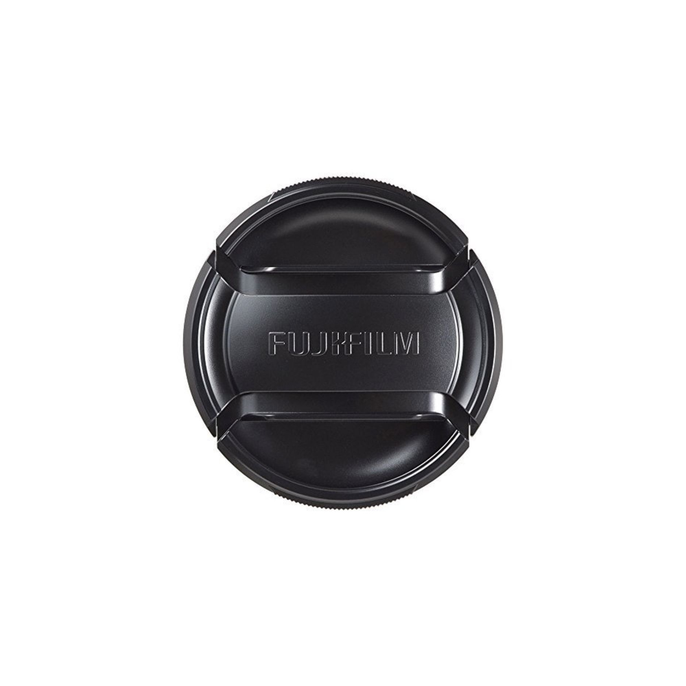 Schwarzer Objektivdeckel mit FUJIFILM-Logo, auf weißem Hintergrund.