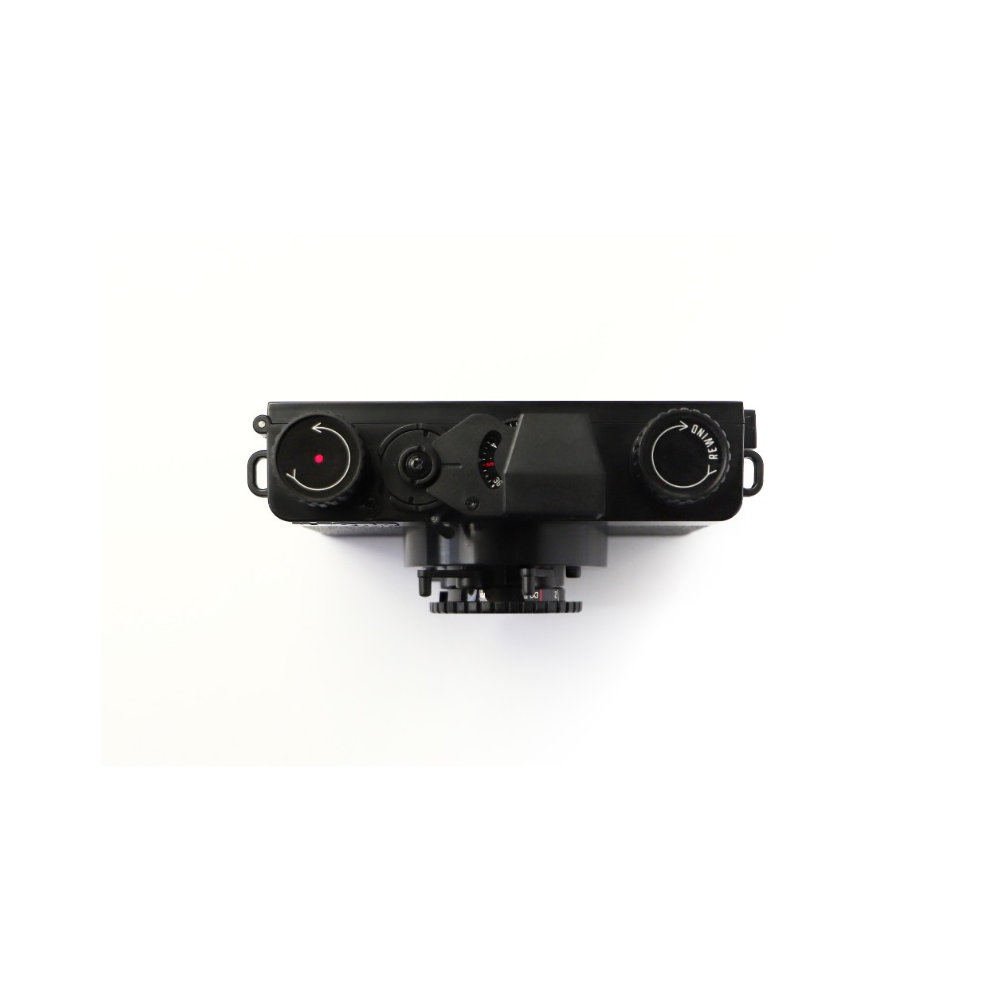 Bovenaanzicht van een zwarte camera met knoppen en een rode stip.