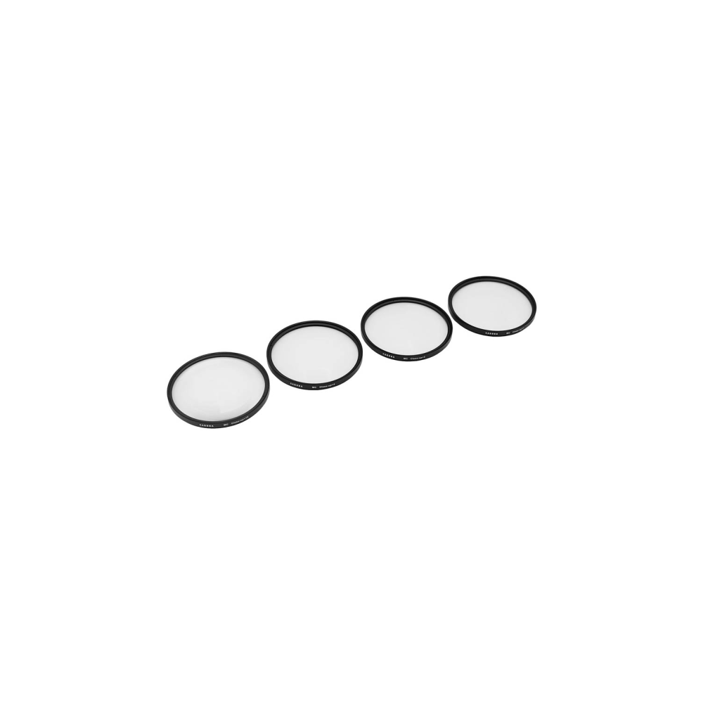 Vier ronde camera lensfilters met zwarte frames zijn diagonaal op een witte achtergrond geplaatst.