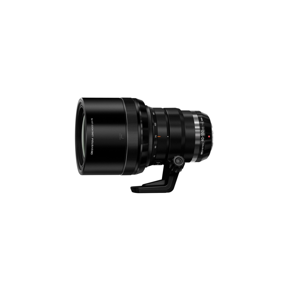 Un obiettivo OM System nero 40-150mm con impugnatura e ghiere di messa a fuoco.