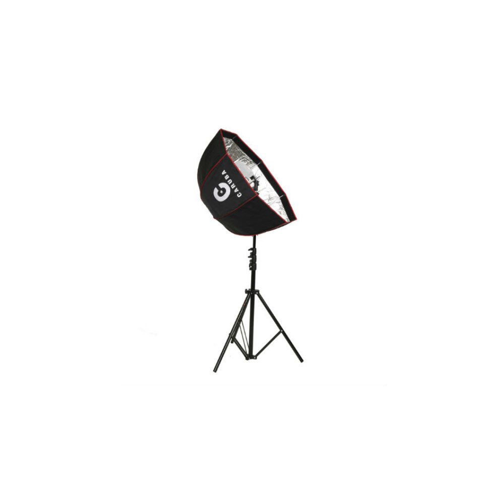 Een zwarte softbox met zilveren interieur staat op een statief. De softbox heeft een rode rand.