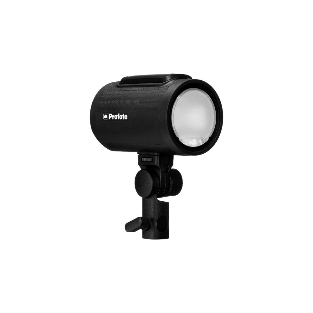 Een zwarte Profoto studioflitser met diffuser aan de voorzijde, gemonteerd op een statief.