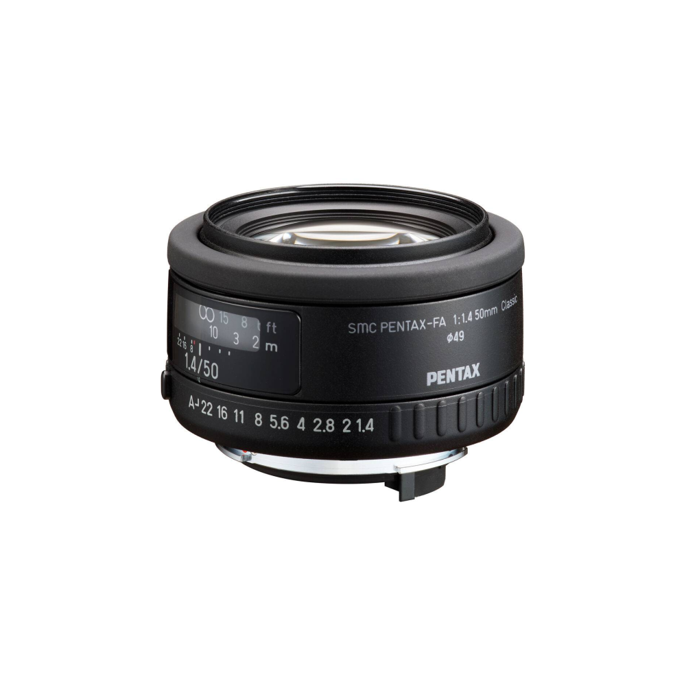 Ein schwarzes Pentax 1.4/50 mm Objektiv mit Fokus- und Blendenringen.