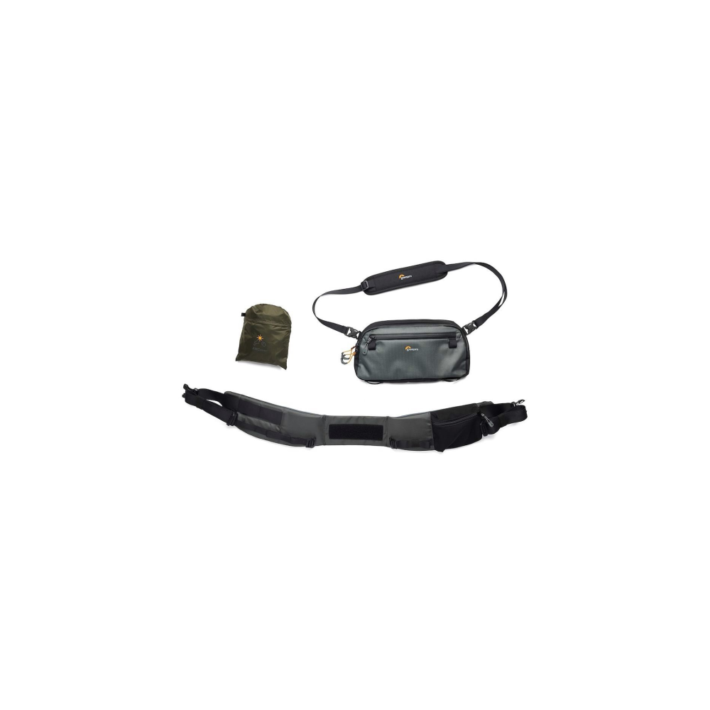 Une petite pochette verte, un sac gris avec sangle et une large ceinture noire.
