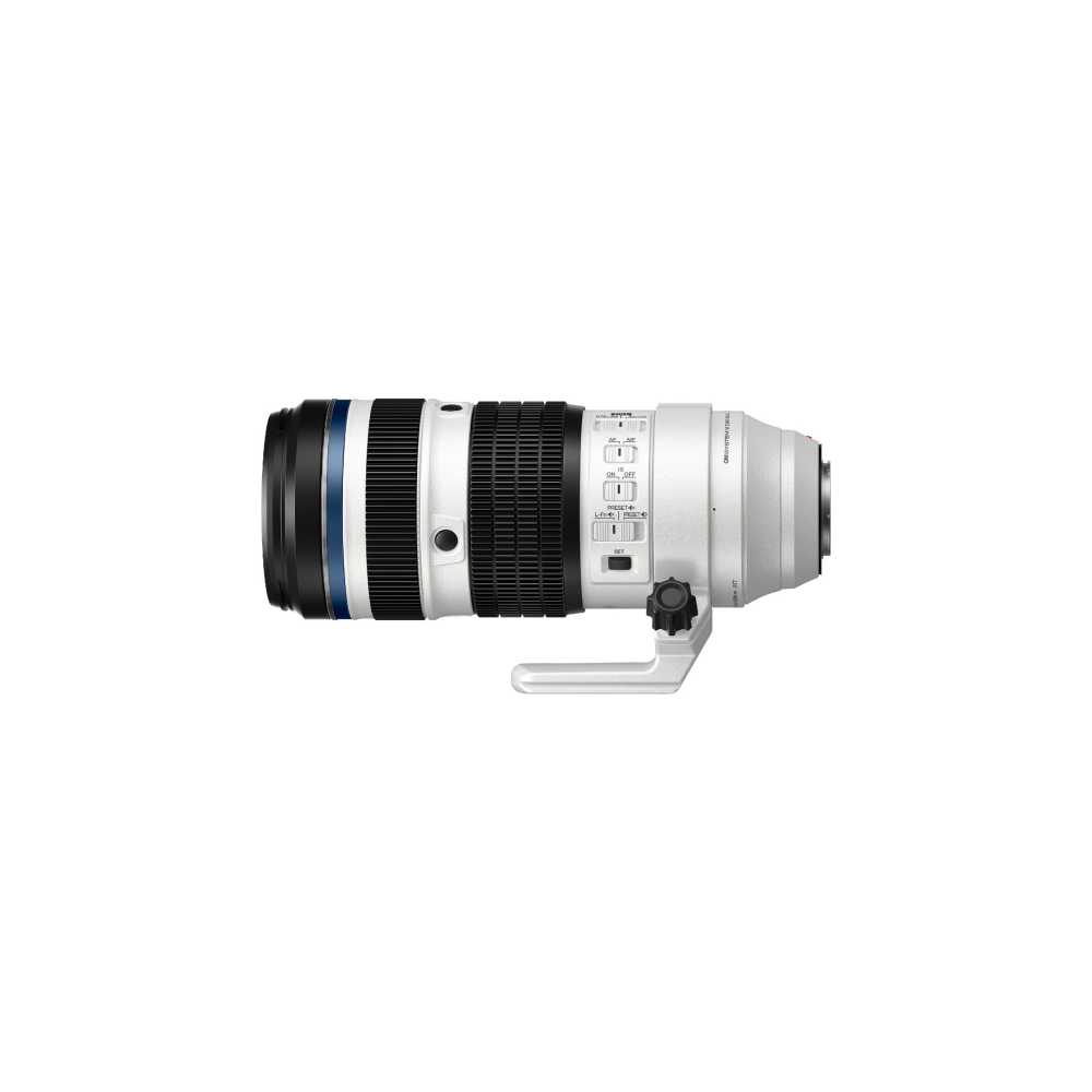 Een witte cameralens met zwarte en blauwe ringen, geïsoleerd op witte achtergrond.