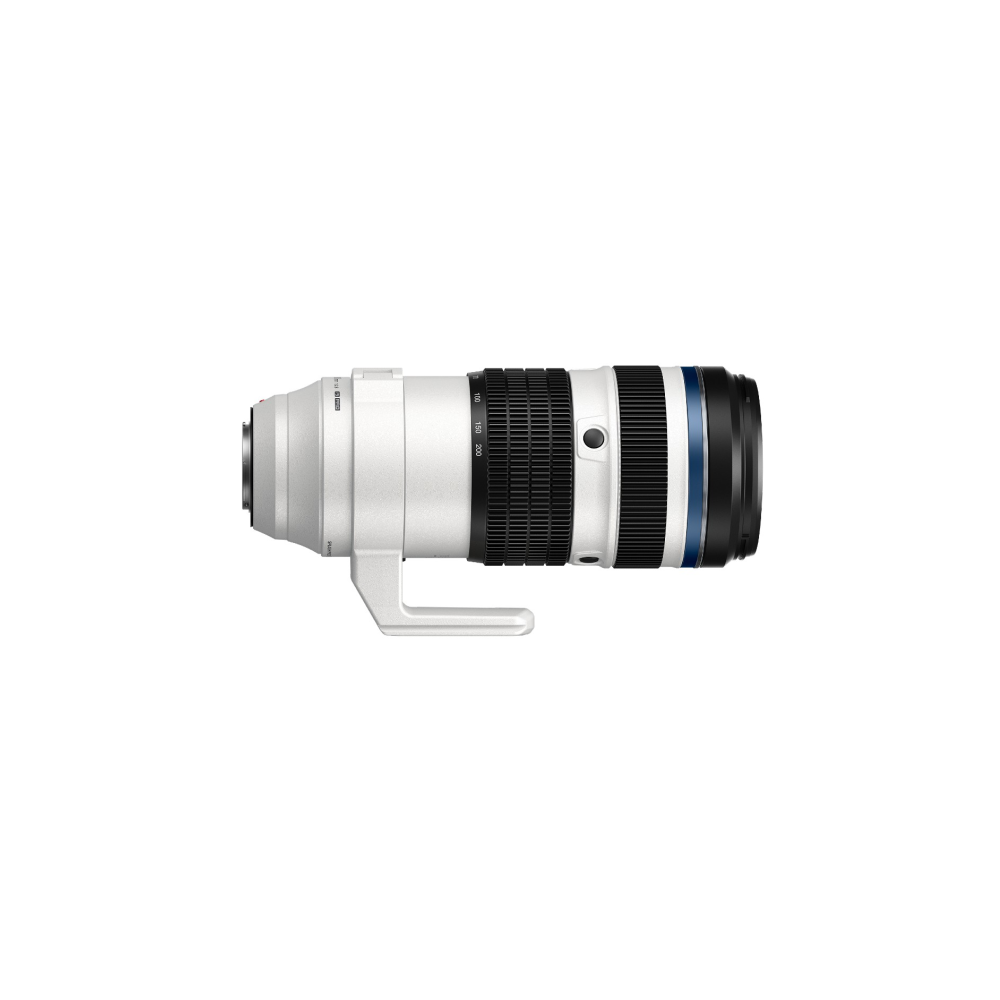 Een witte cameralens met een zwarte scherpstelring en blauwe accenten.