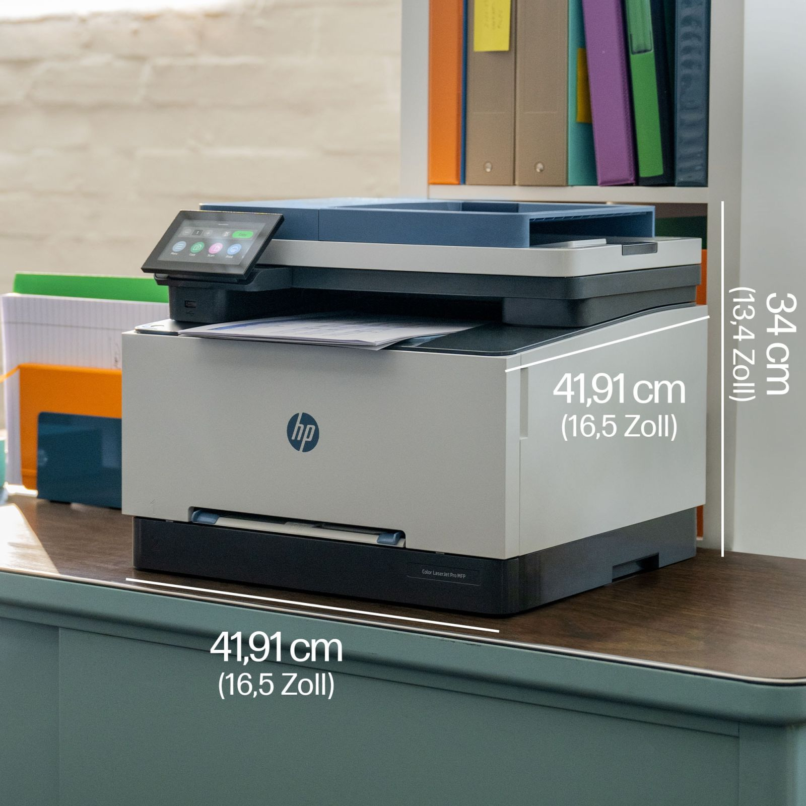 Una impresora multifunción HP láser a color está sobre un escritorio. Se indican dimensiones.
