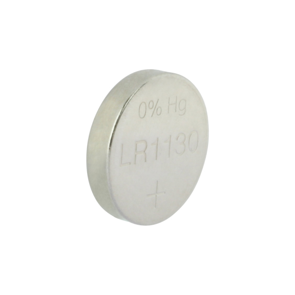 Een kleine zilveren knoopcelbatterij met opschrift LR1130 en 0% Hg.