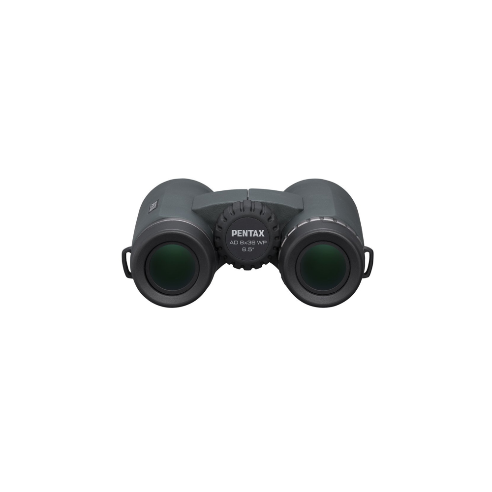 Grijze Pentax verrekijker met groene lenzen en AD 8x36 WP 6.5° label.