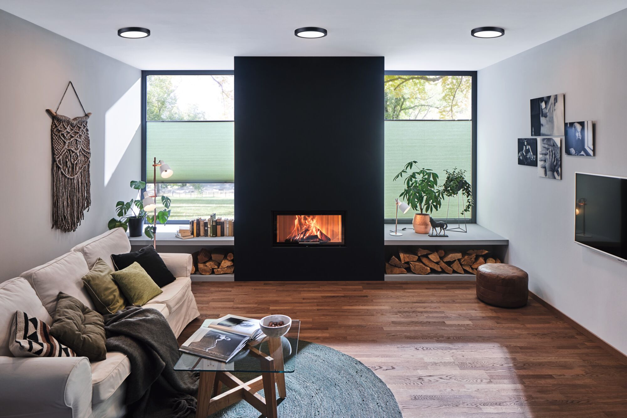 Ein gemütliches Wohnzimmer mit Sofa, Kamin und Holzboden.