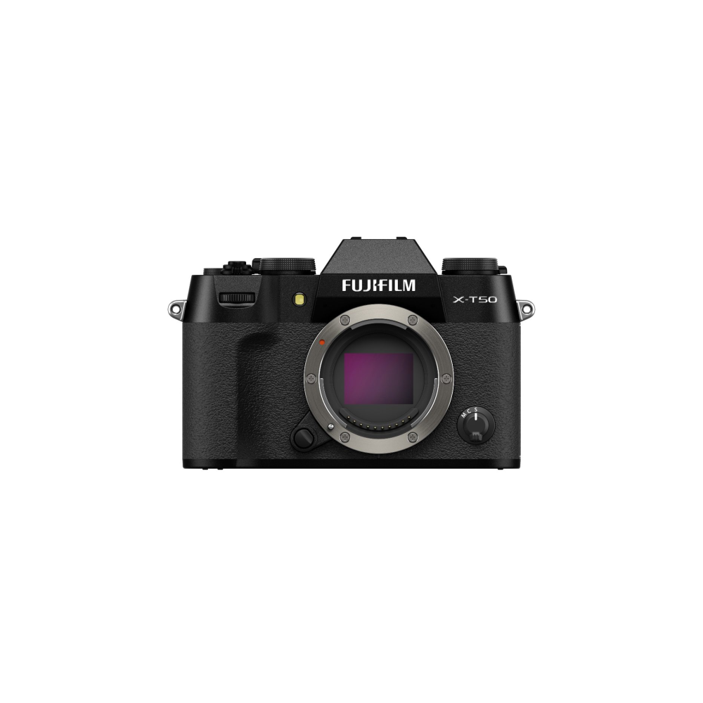 Zwarte Fujifilm X-T50 camera met lensvatting, knoppen en draaiknoppen. Vooraanzicht.
