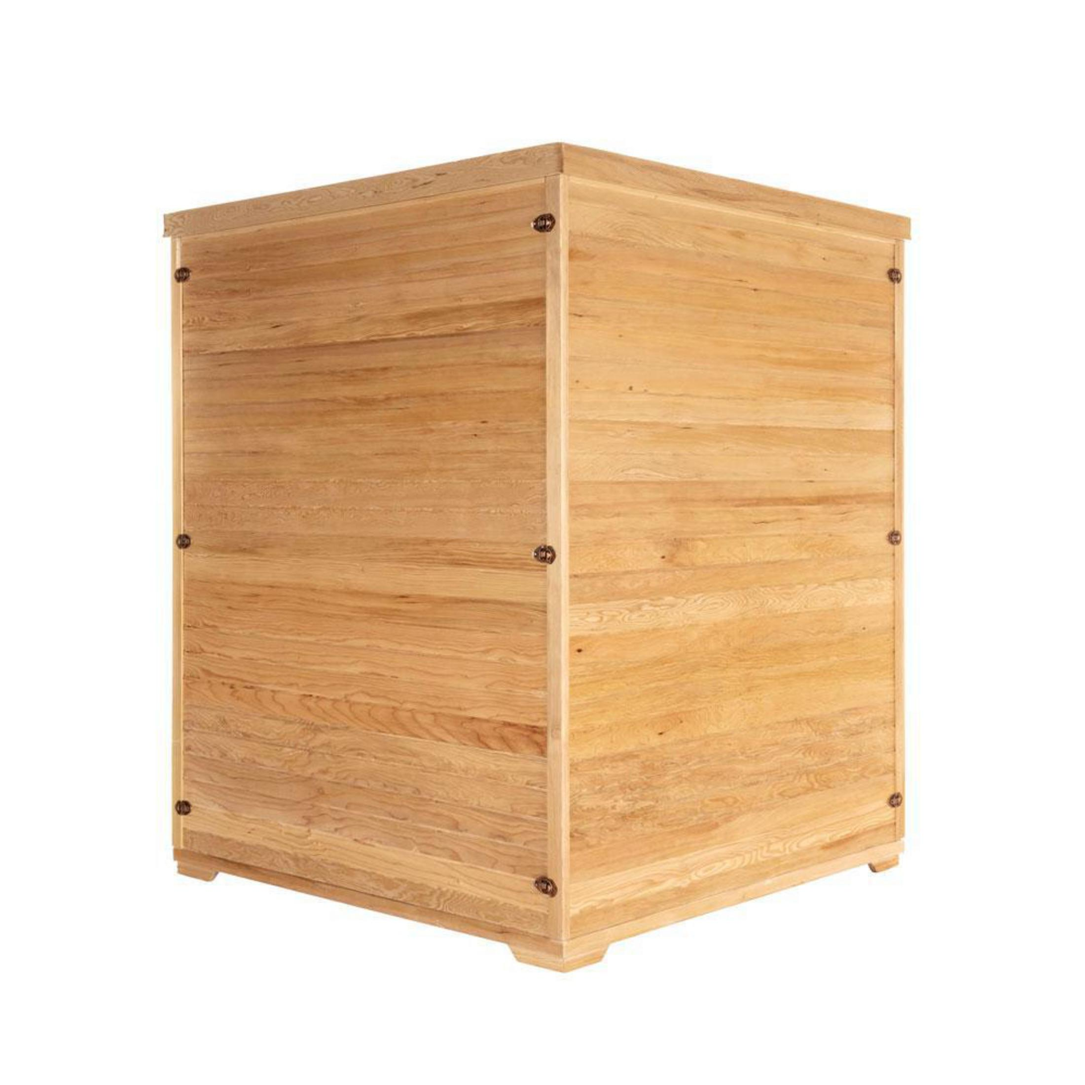 Ein hölzerner Würfel auf weißem Hintergrund mit sichtbaren Holzmasern.