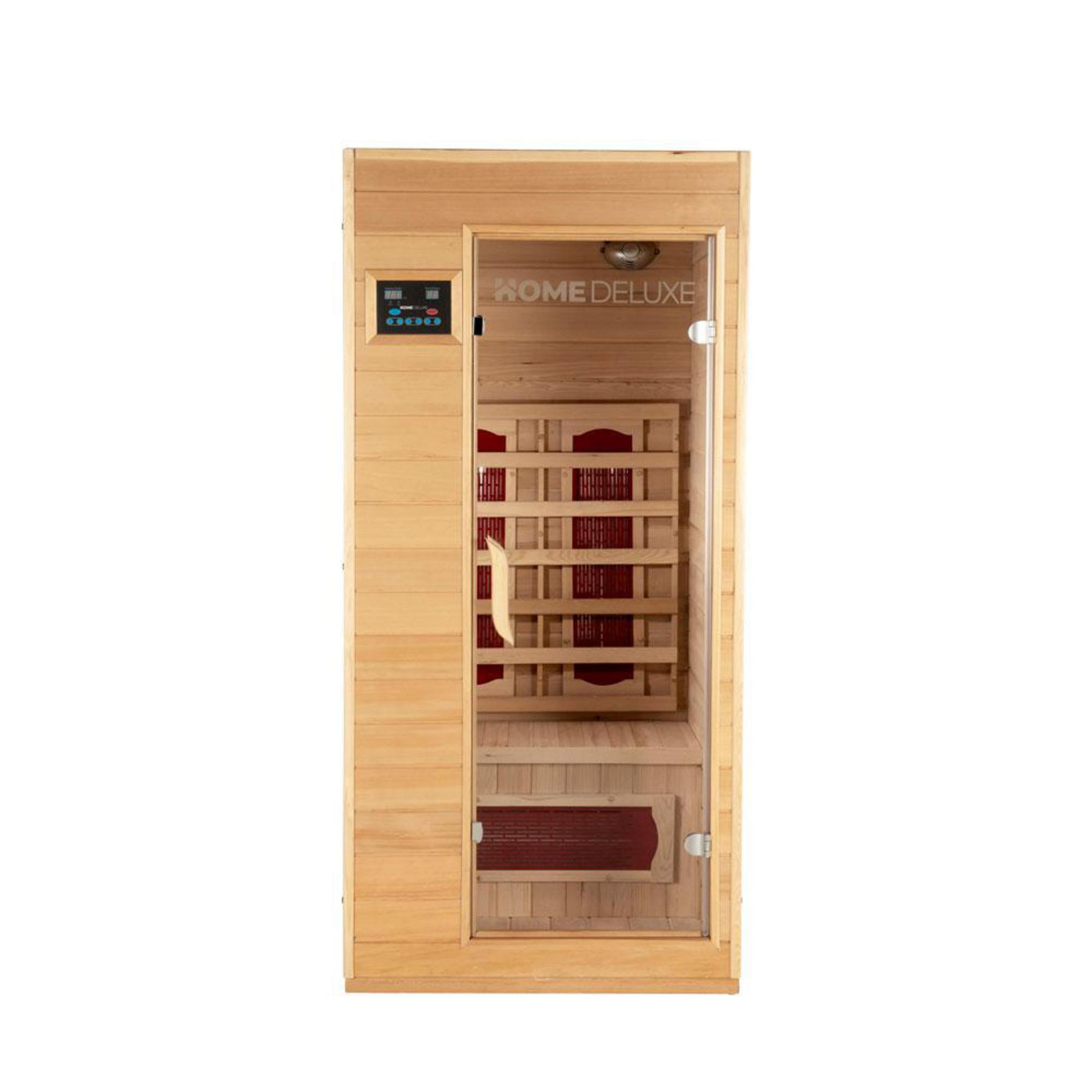 Eine Holzkabine mit Glastür, die eine Saunasitzbank mit roten Heizelementen zeigt.