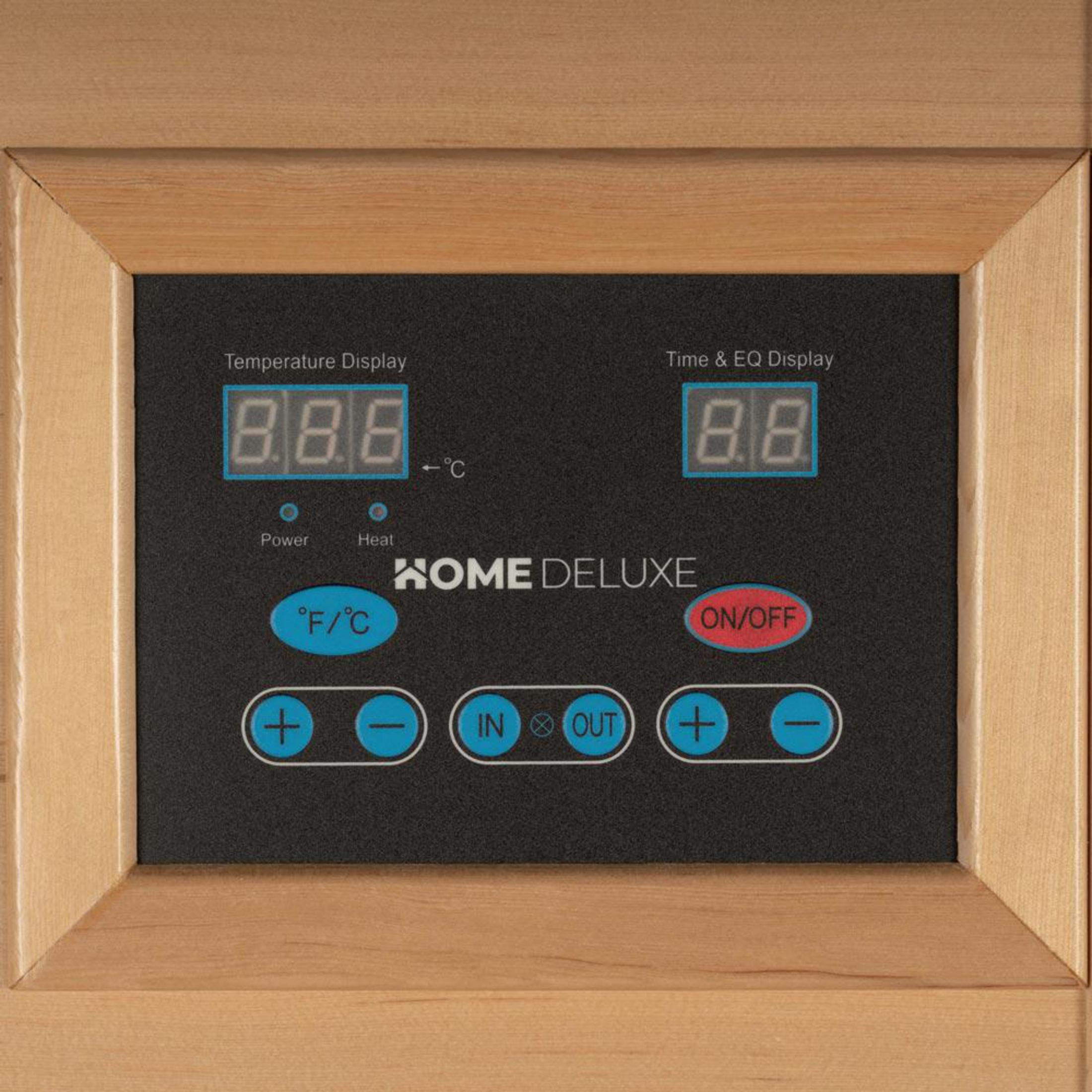 Ein Bedienfeld mit digitalen Anzeigen für Temperatur und Zeit, beschriftet mit HOME DELUXE.