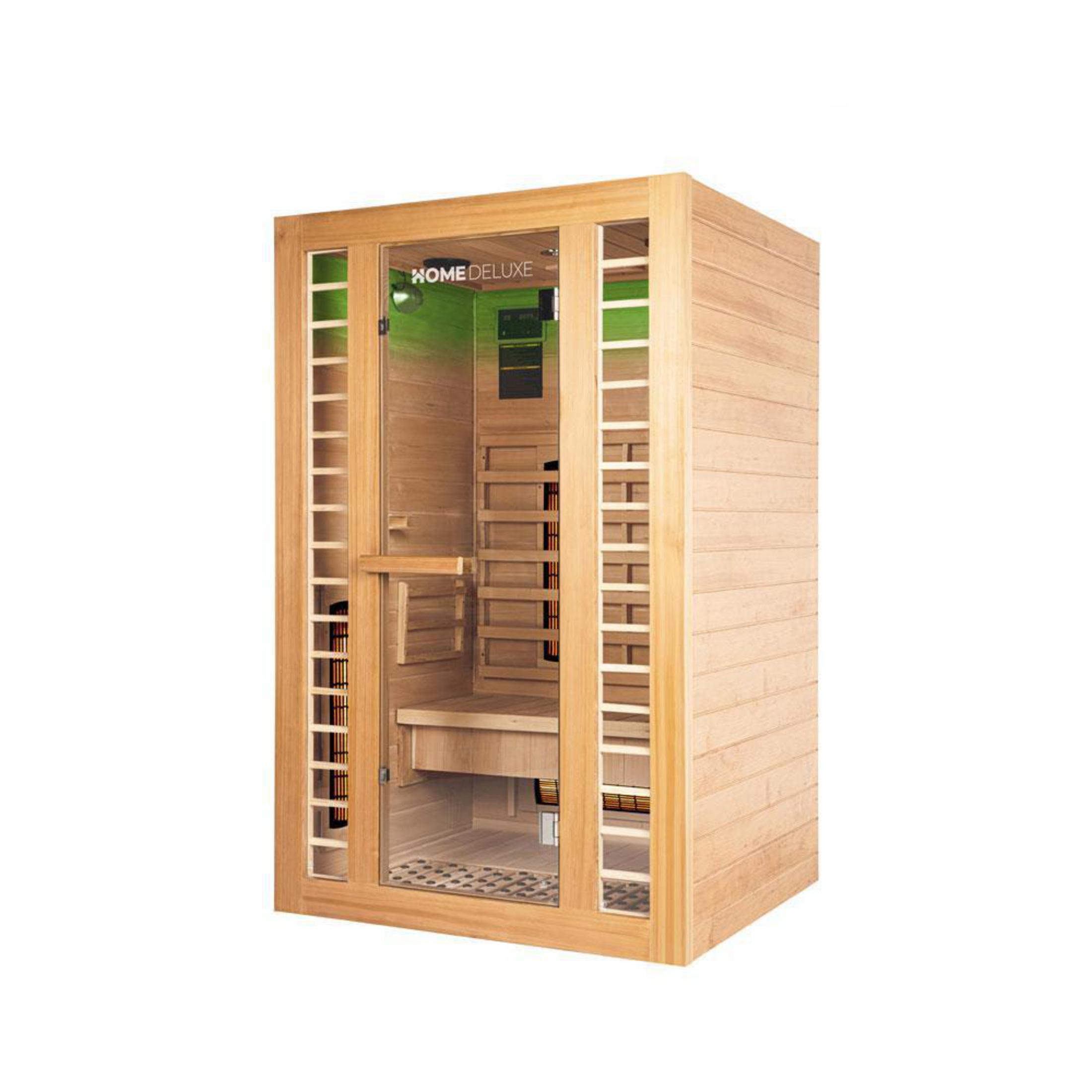 Eine hölzerne Sauna mit Glastür, Sitzbänken und Heizstäben.