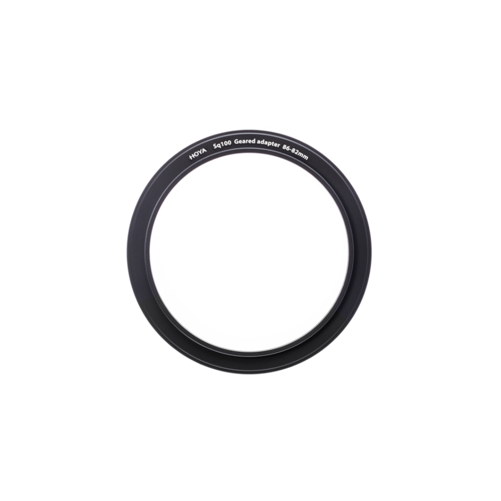 Zwarte HOYA Sq100 tandwieladapter 86-82mm op witte achtergrond.