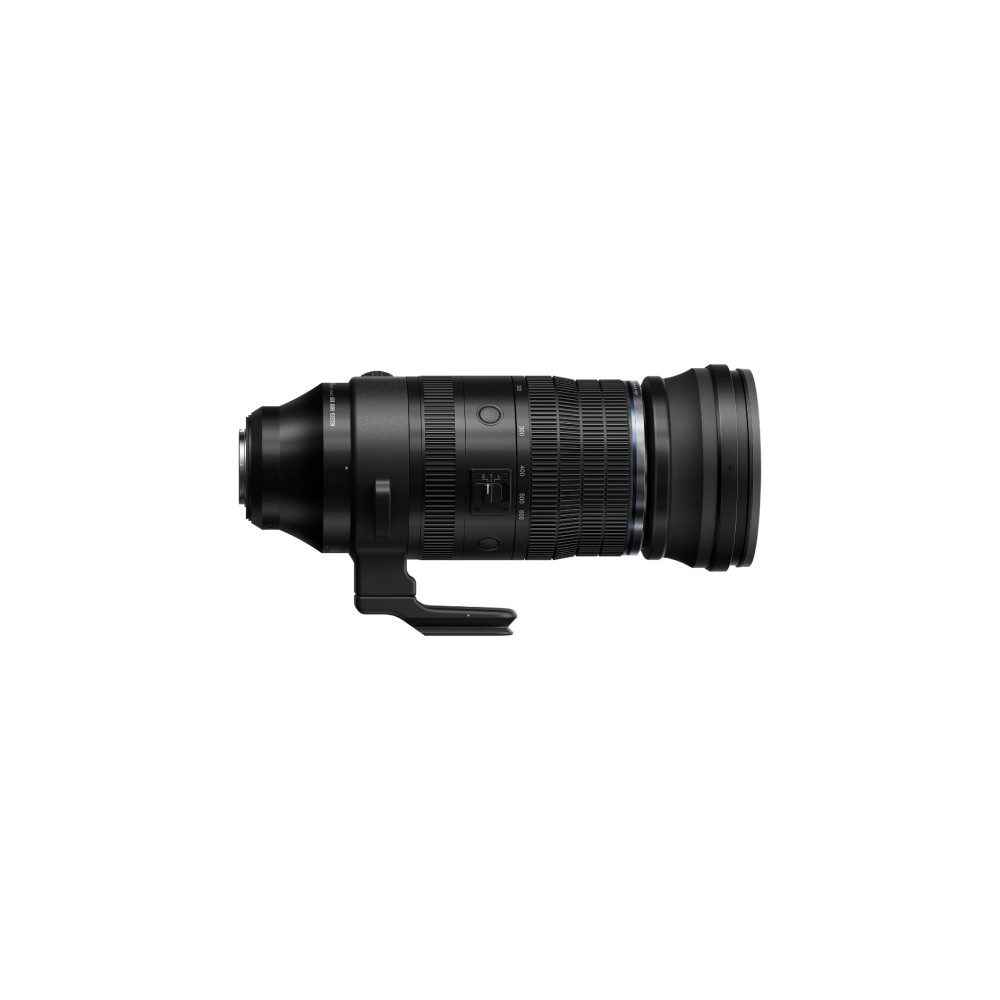 Un obiettivo fotografico nero con ghiera zoom e collarino per treppiede su sfondo bianco.
