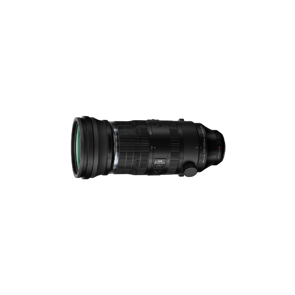 Un obiettivo per fotocamera nero con anelli argentati e controlli zoom e messa a fuoco.