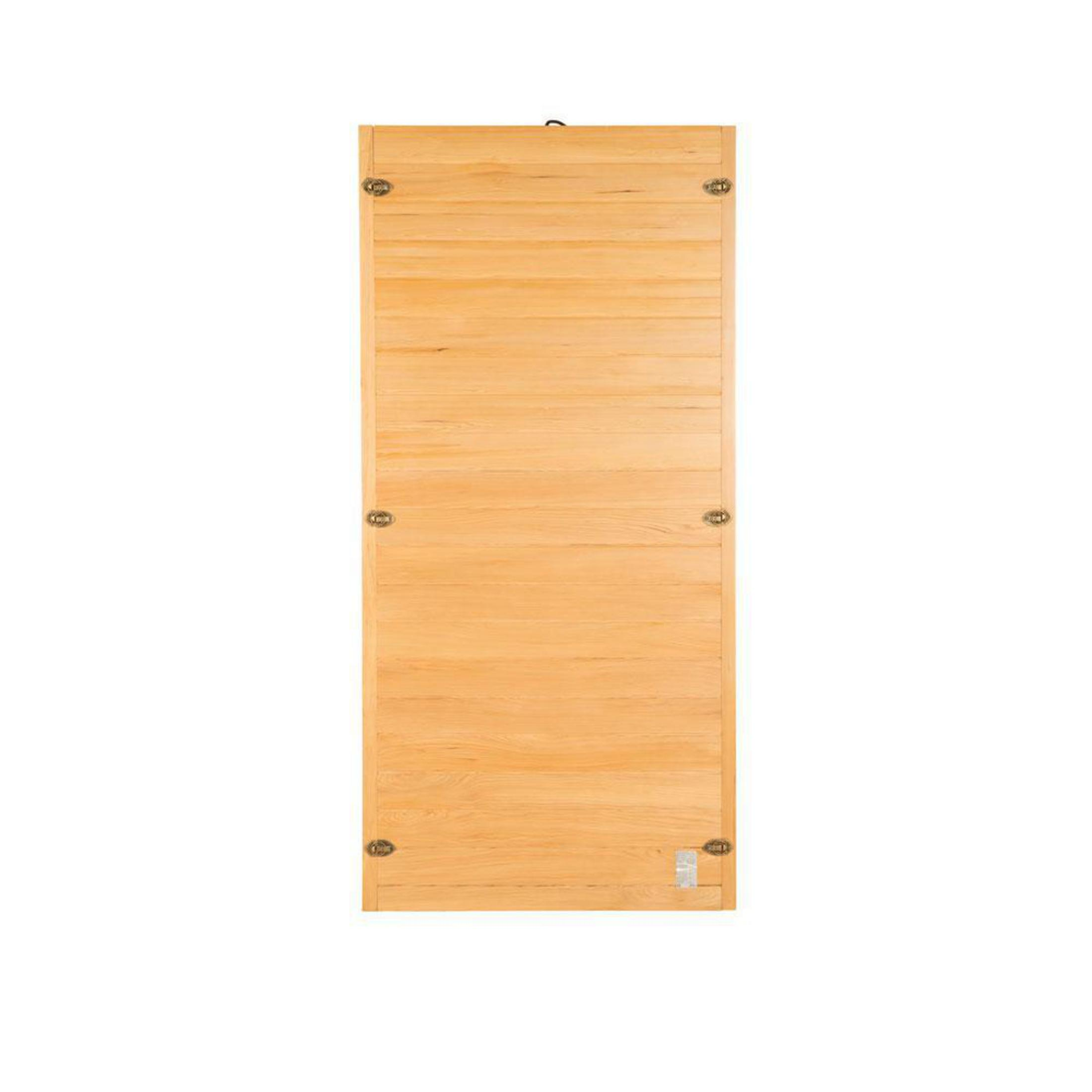 Ein helles Holzbrett mit horizontalen Lamellen und metallischen Scharnieren an den Seiten.