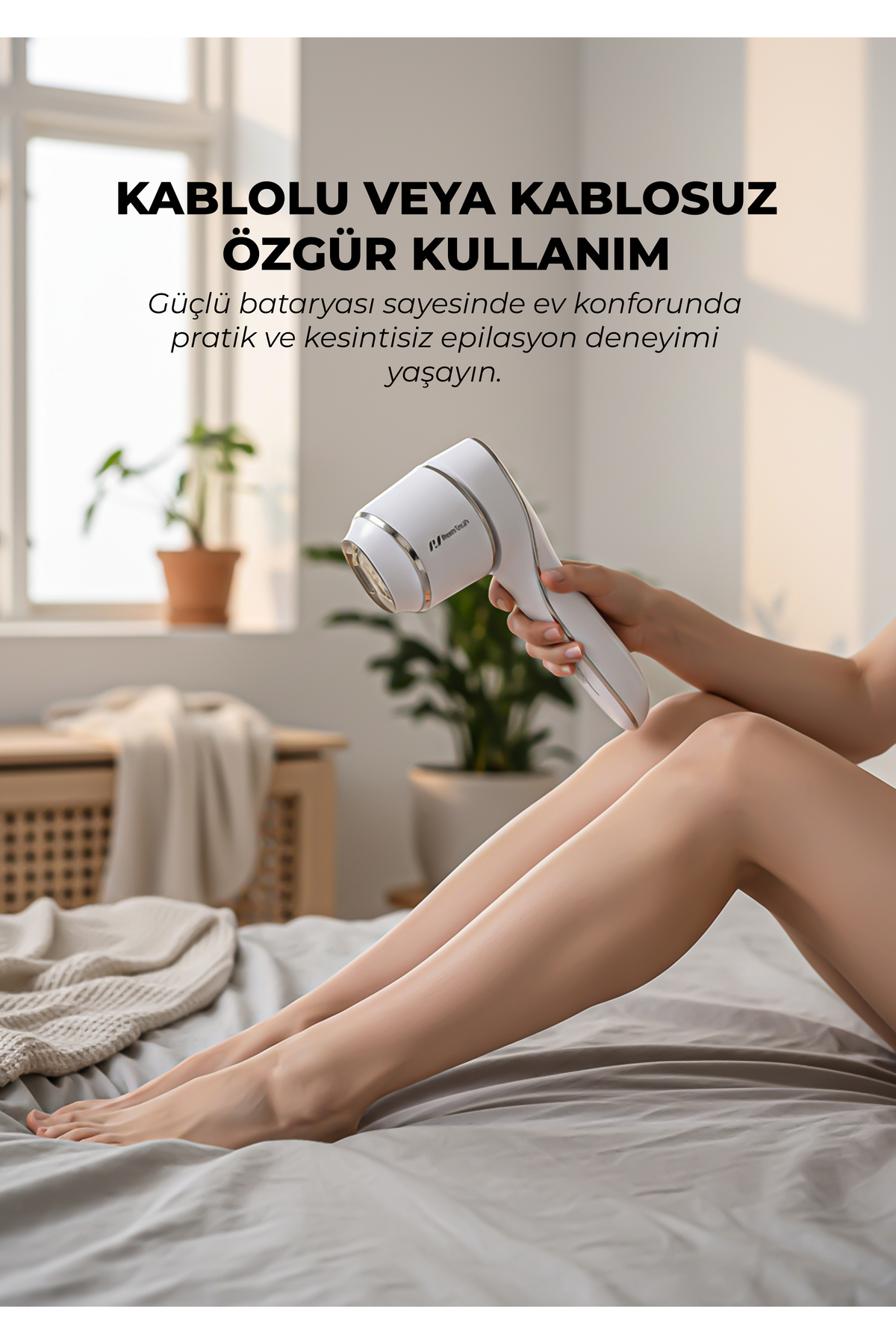 Bir el, yatakta yatan bir kişinin bacaklarının üzerinde beyaz bir epilasyon aleti tutuyor.