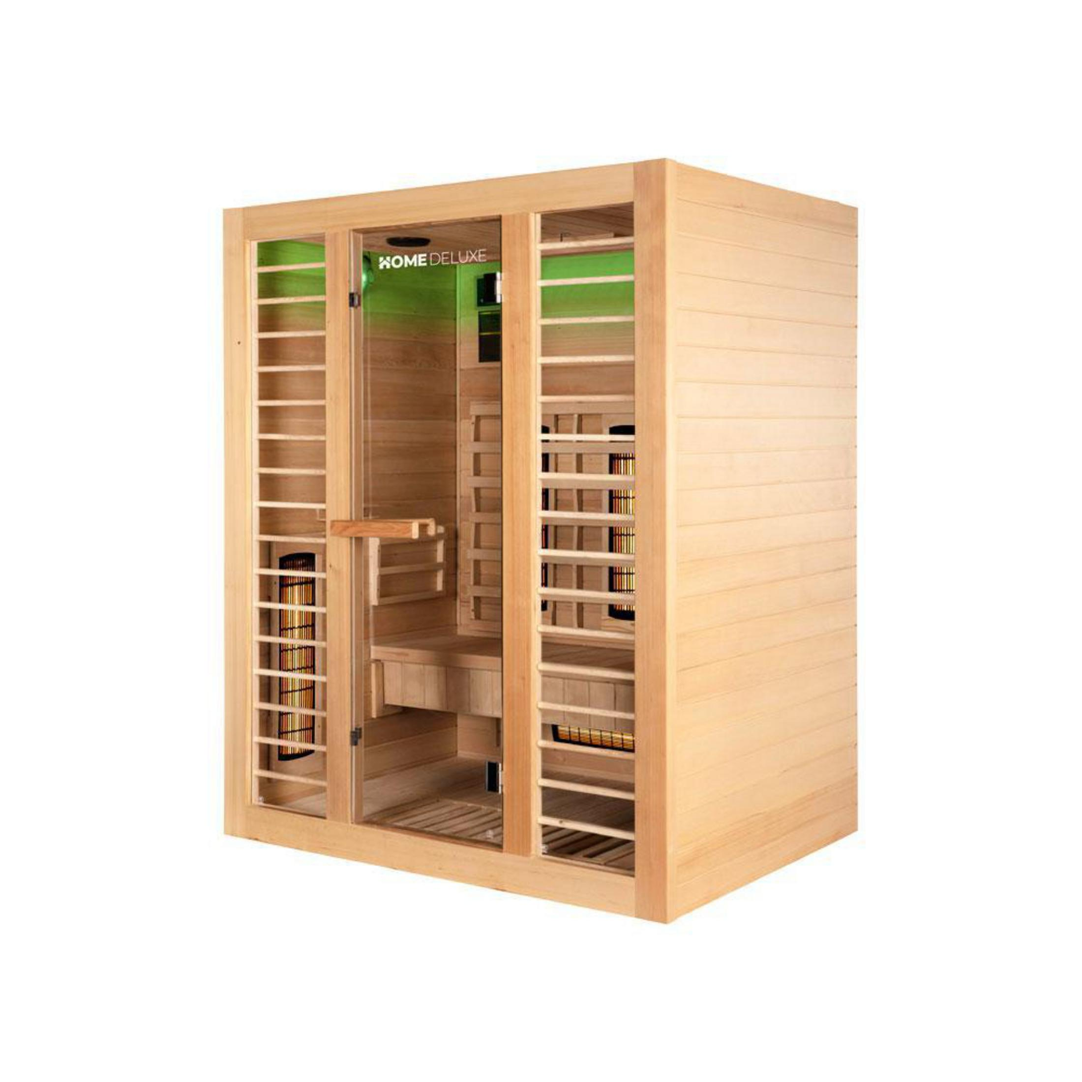 Eine Holzsauna mit Glastür, Sitzbank und Heizstäben. Innen ist sie hell beleuchtet.