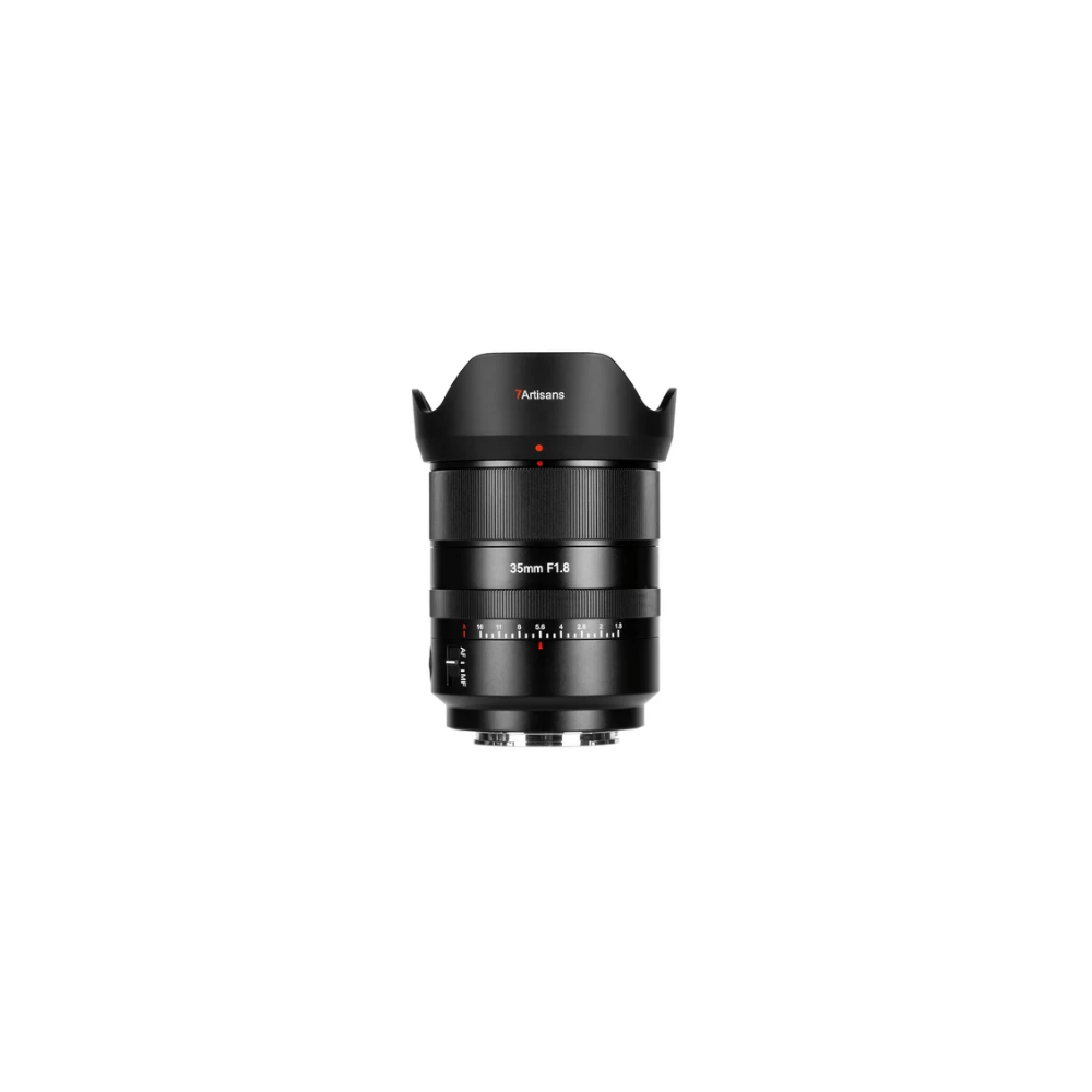Un obiettivo per fotocamera nero con paraluce e apertura f/1.8.