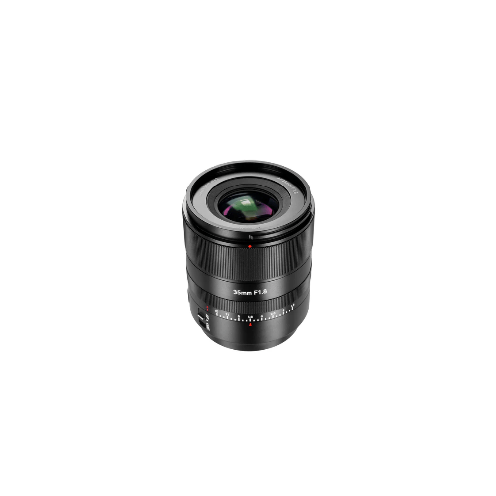 Un obiettivo per fotocamera nero 35mm F1.8 con ghiere di messa a fuoco e apertura.