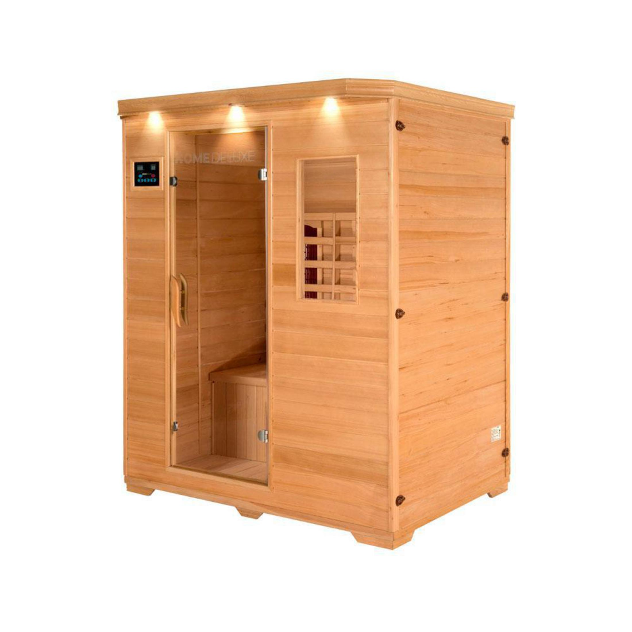 Eine Holzsauna mit Glastür und Fenster, beleuchtet.