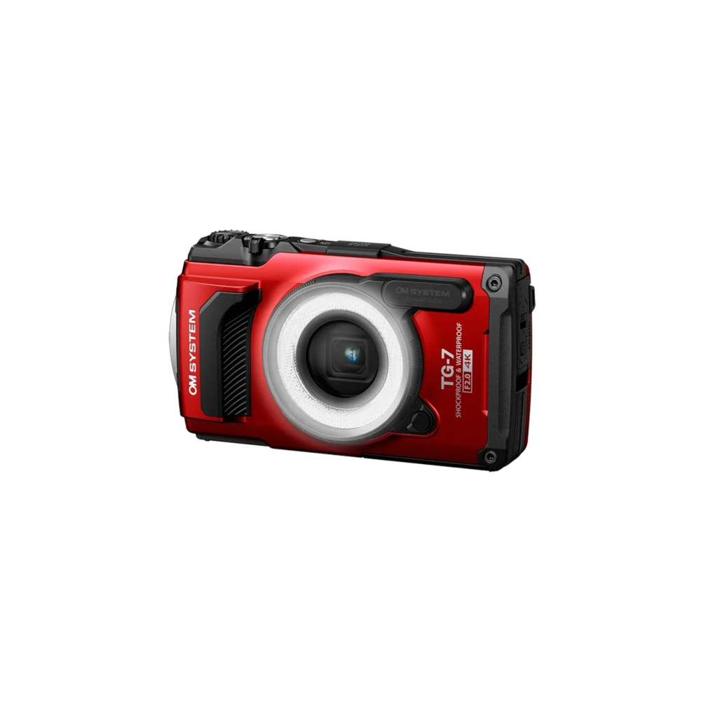 Een rode, schokbestendige en waterdichte OM SYSTEM TG-7 cameralichaam met lens.