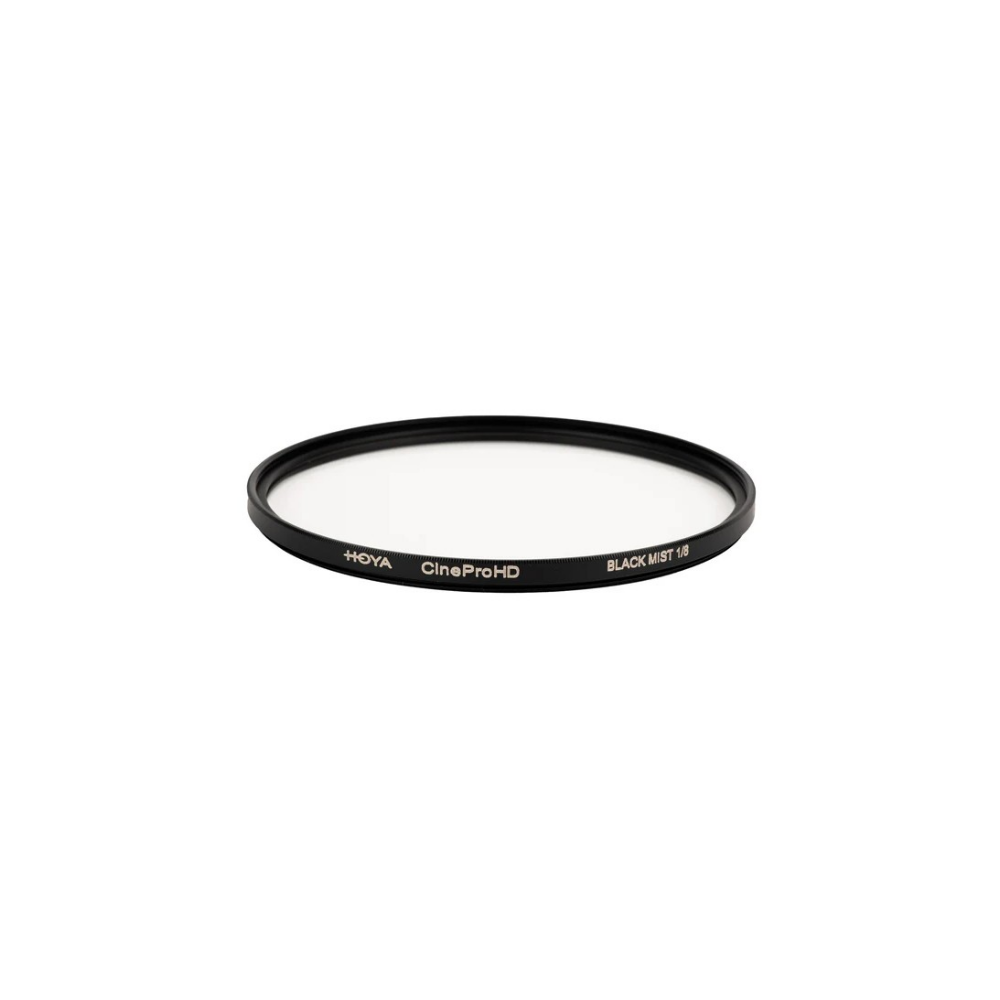 Een rond cameralensfilter met zwart frame, gelabeld "HOYA CineProHD BLACK MIST 1/8".