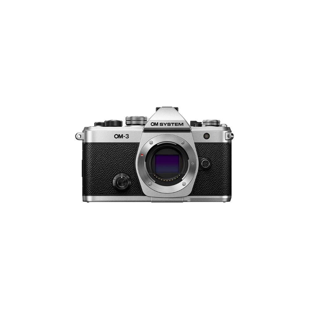 Zilveren OM SYSTEM OM-3 camera met zwart lederen grip en lensvatting.