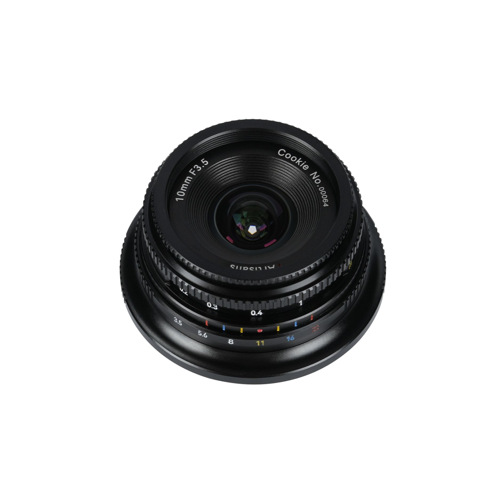 Een zwarte cameralens met markeringen "10mm F3.5 Cookie No.00064"