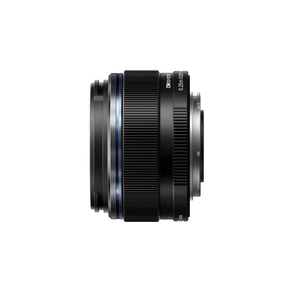 Ein schwarzes Objektiv mit silbernen und blauen Akzenten auf weißem Hintergrund.