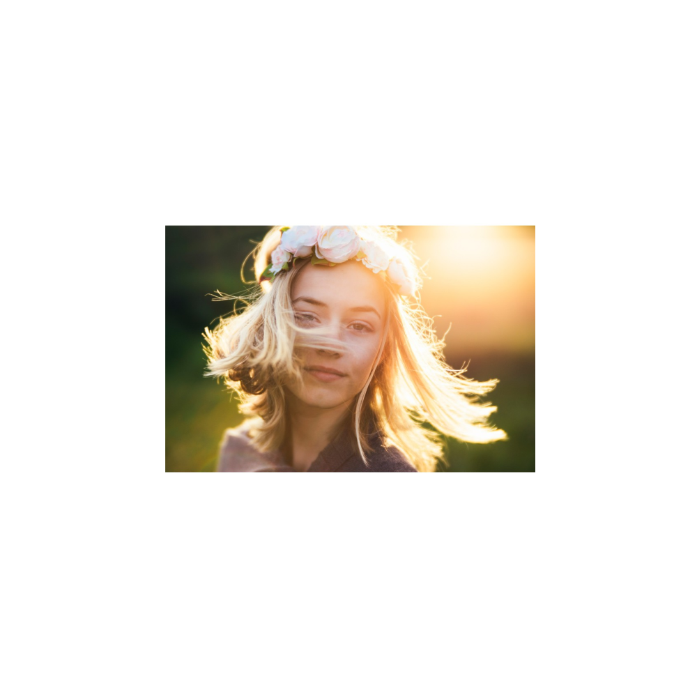 Jonge vrouw met bloemenkrans, zonsondergang, lichte bries.