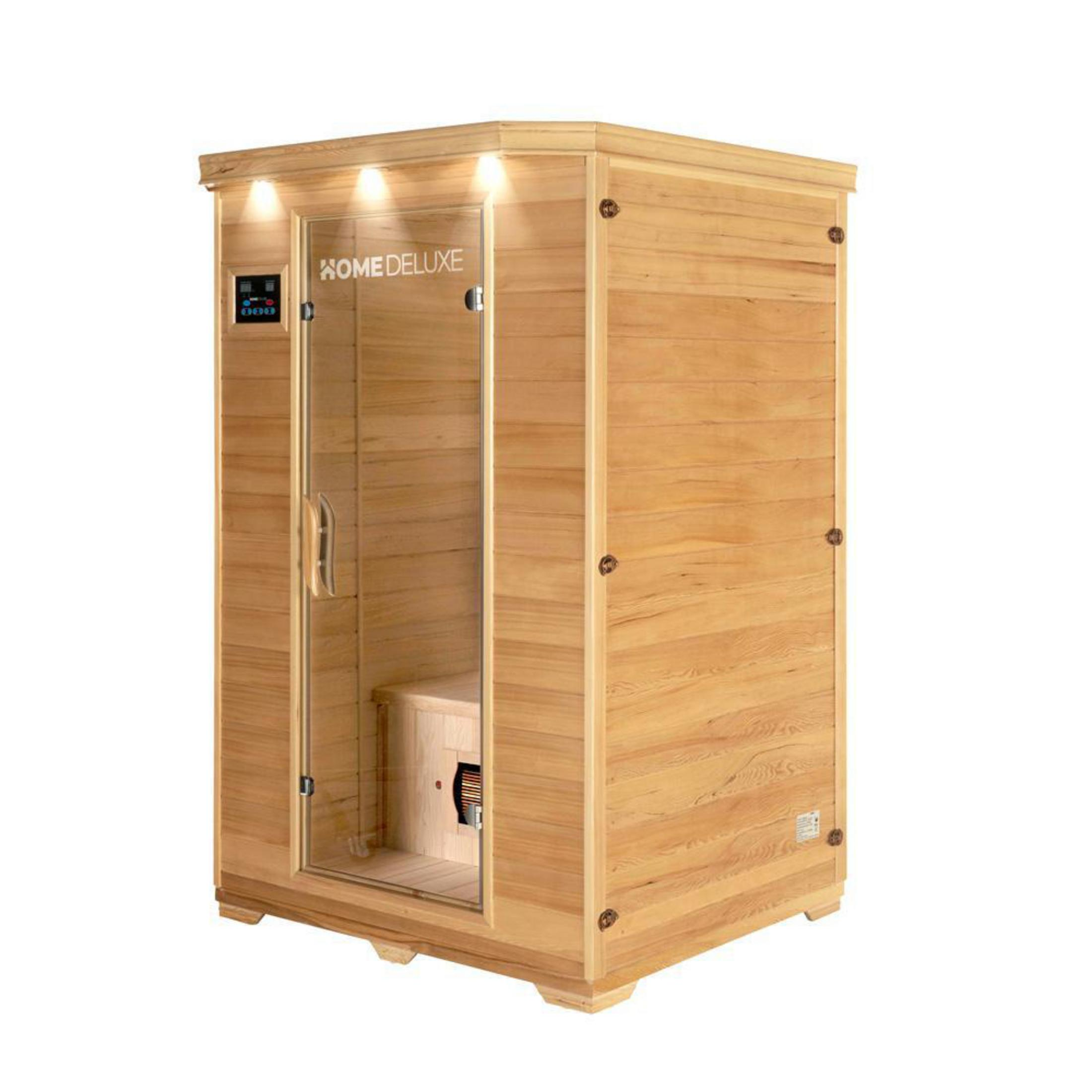 Eine hölzerne Sauna mit Glastür und digitaler Steuerung, beleuchtet.