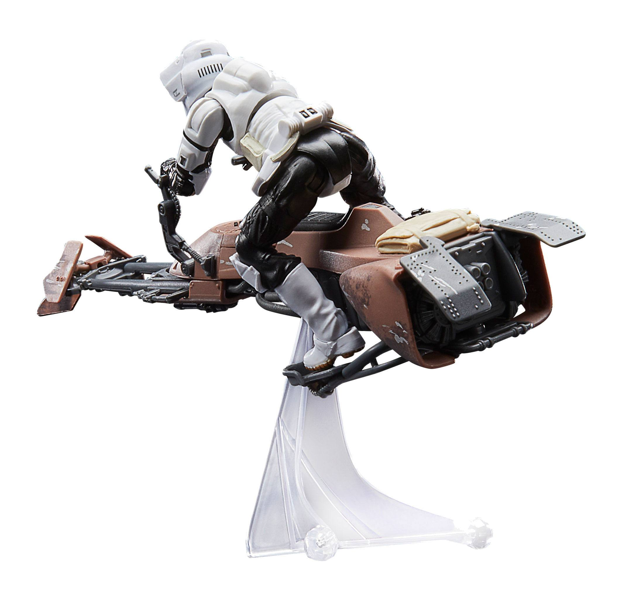 Bir hız bisikletinde duran Stormtrooper, bir stant üzerinde.
