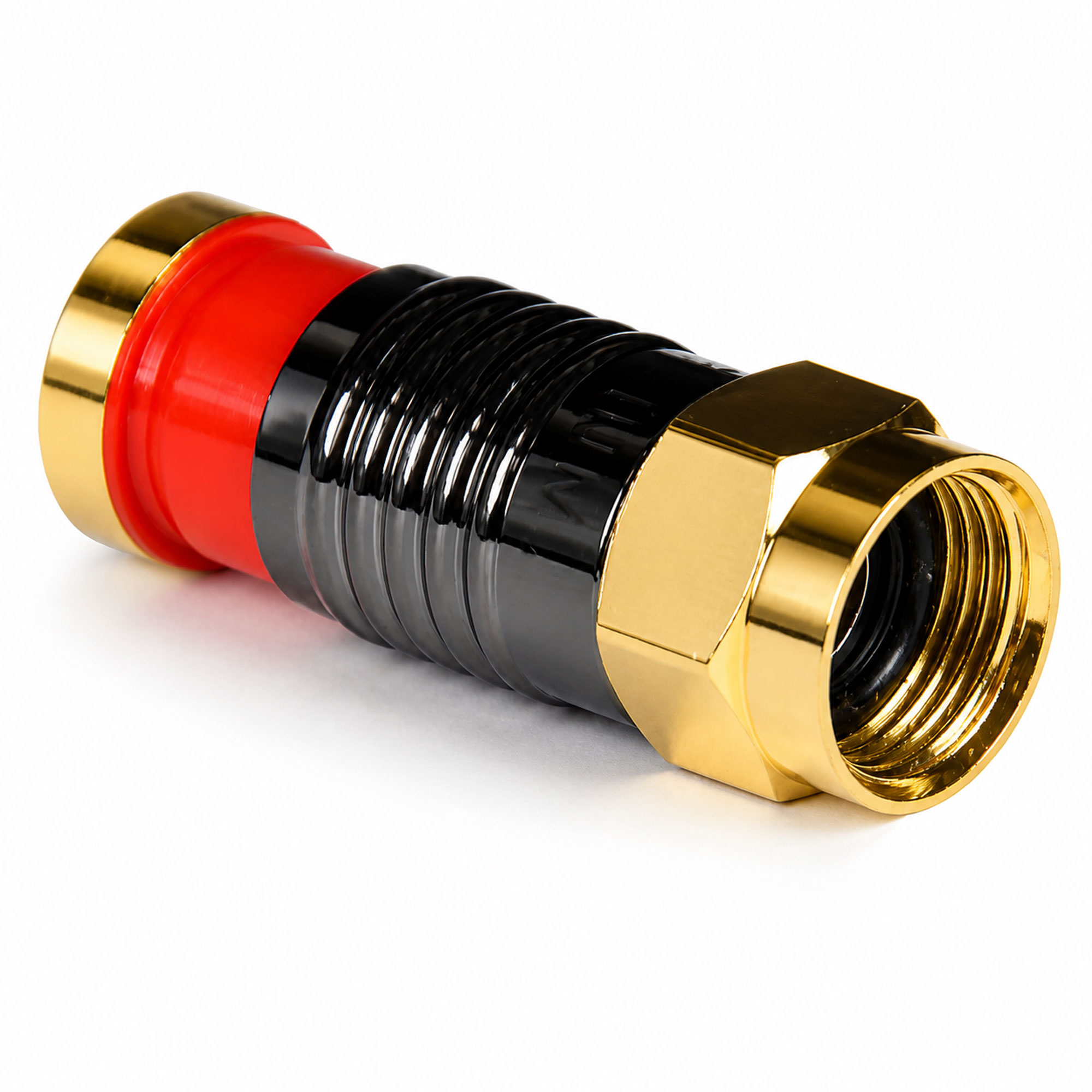 Ein goldener Koaxialstecker mit roten und schwarzen Akzenten auf weißem Hintergrund.